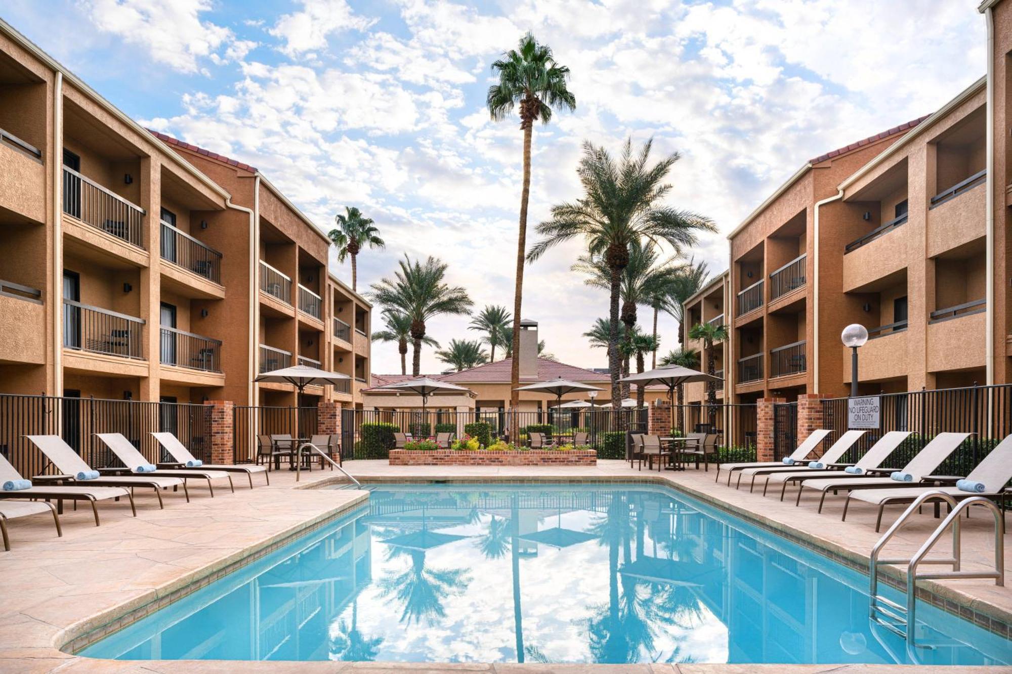 Courtyard By Marriott Las Vegas Convention Center Exterior photo